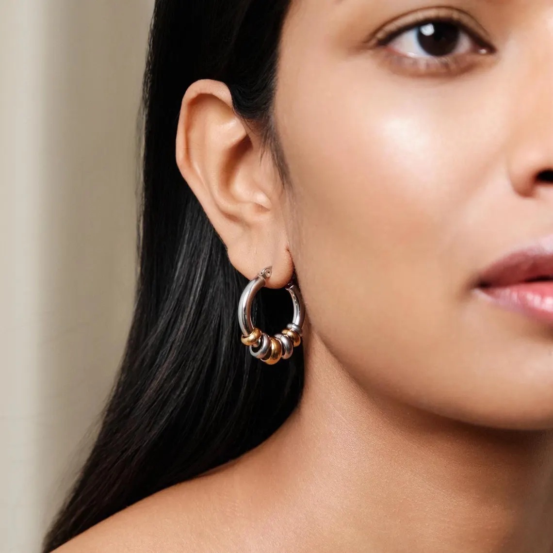 ELENYS Essence Hoops Dual – dvoubarevné kruhové náušnice